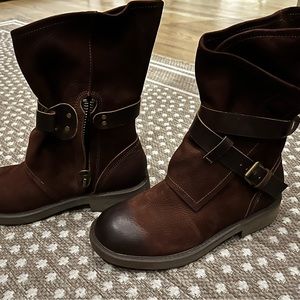Brown trendy boots